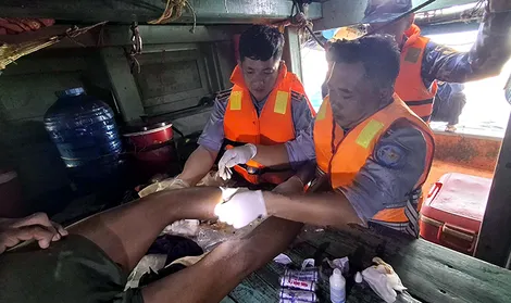 Bộ Tư lệnh Vùng Cảnh sát biển 4 kịp thời cấp cứu ngư dân bị tai nạn trên biển
