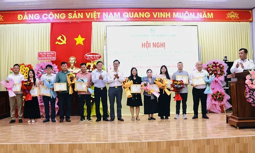 Đồng hành tháo gỡ khó khăn, lấy người dân và doanh nghiệp làm trung tâm phục vụ