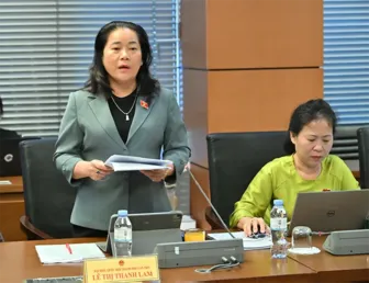 Bà Lê Thị Thanh Lam, Phó trưởng đoàn chuyên trách Đoàn Đại biểu Quốc hội TP Cần Thơ, góp ý dự thảo Luật Hiến, lấy, ghép mô, bộ phận cơ thể người và hiến, lấy xác (sửa đổi)