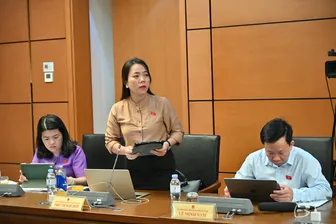 Bà Triệu Thị Ngọc Diễm, đại biểu Quốc hội đơn vị TP Cần Thơ, góp ý Luật sửa đổi, bổ sung một số điều của 6 Luật