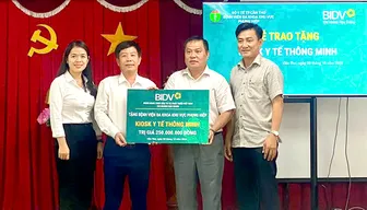 BIDV Chi nhánh Hậu Giang trao Kiosk y tế thông minh tặng Bệnh viện Đa khoa khu vực Phụng Hiệp