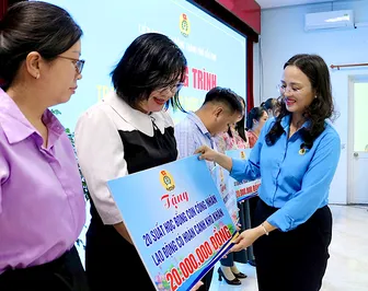 Trao 240 suất học bổng “Tiếp bước em tới trường”