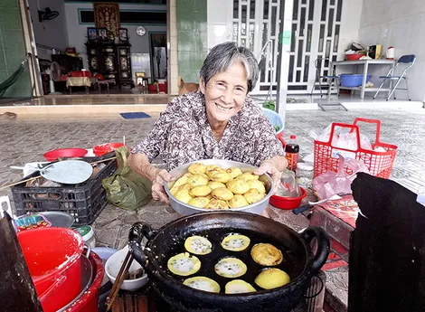 Ăn bánh khọt bà Ba Hía, thấy nhớ quê nhà!