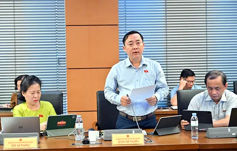 Ông Đào Chí Nghĩa, Phó trưởng đoàn chuyên trách Đoàn Đại biểu Quốc hội TP Cần Thơ, góp ý Luật sửa đổi, bổ sung một số điều của Luật An toàn, vệ sinh lao động