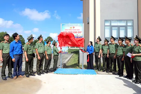 Bàn giao công trình thanh niên “Sân chơi cho em” và “Phòng máy tính cho em”