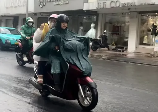 Thời tiết ngày 21/10: Mưa dông tiếp diễn ở Nam Bộ, biển động mạnh
