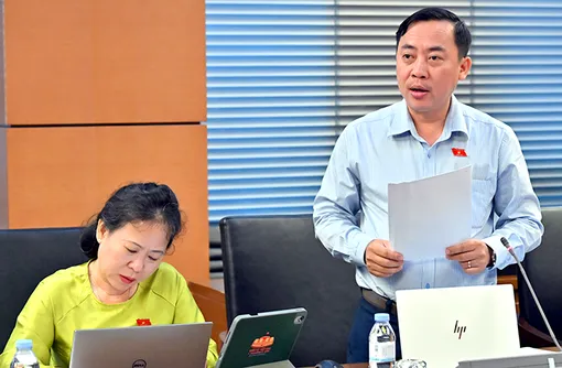 Ông Đào Chí Nghĩa, Phó trưởng đoàn chuyên trách Đoàn Đại biểu Quốc hội TP Cần Thơ, góp ý Luật sửa đổi, bổ sung một số điều của Luật Phòng, chống tác hại của thuốc lá