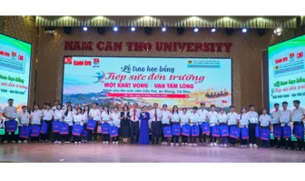 Trao học bổng Tiếp sức đến trường - “Một khát vọng - Vạn tấm lòng”