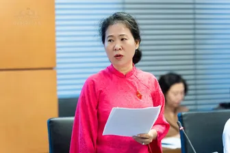 Bà Tô Ái Vang, Phó trưởng đoàn chuyên trách Đoàn đại biểu Quốc hội TP Cần Thơ, góp ý Luật Nhà ở (sửa đổi)