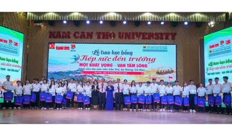 Trao học bổng Tiếp sức đến trường - “Một khát vọng - Vạn tấm lòng”