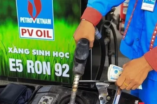 Giá xăng giảm trong khi dầu diesel tăng từ 15 giờ ngày 22/10