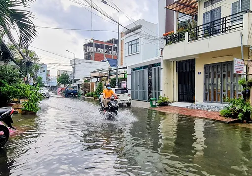 Mực nước đang lên nhanh theo kỳ triều cường