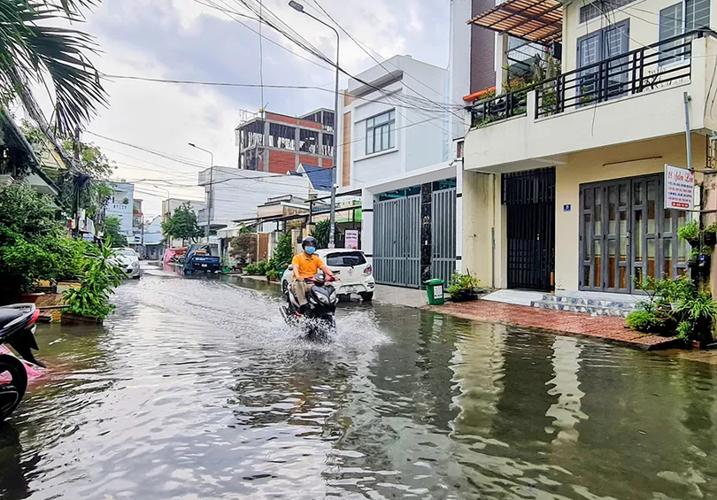 Mực nước đang lên nhanh theo kỳ triều cường