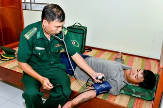 Tiếp nhận 4 ngư dân gặp nạn trên biển