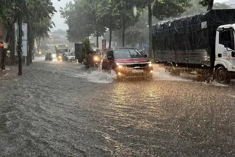 Thời tiết ngày 23/10: Bắc Bộ nắng nóng, Nam Bộ xuất hiện mưa dông rải rác, Bắc Biển Đông sóng cao 6m