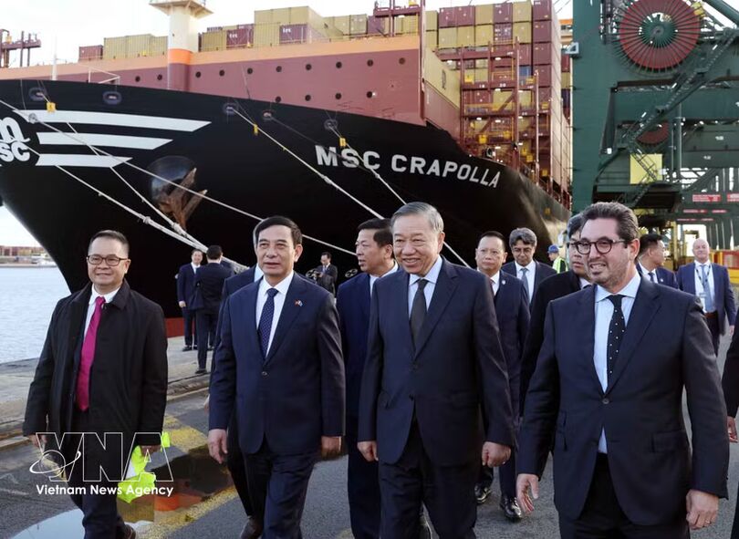 Top leader visits Port of Antwerp-Bruges in Belgium