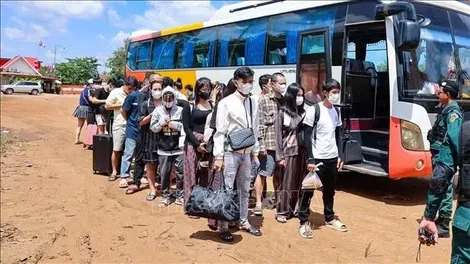 Tiếp nhận công dân do Campuchia trao trả