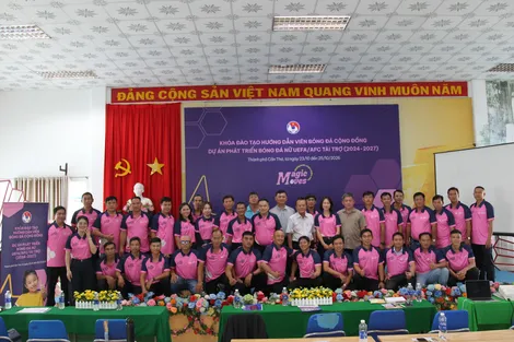 Đào tạo hướng dẫn viên bóng đá cộng đồng cho trẻ em nữ