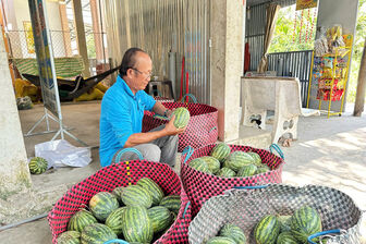 កសិ​ករ​ខ្មែរ​ផលិត​និង​ធ្វើ​អា​ជីវ​កម្ម​ពូ​កែ​