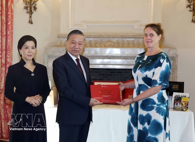 Top Vietnamese leader, his spouse present books to Royal Library of Belgium