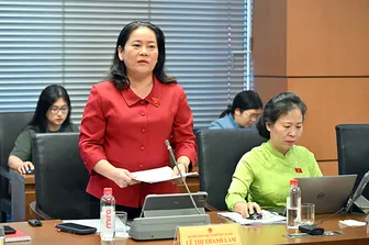 Bà Lê Thị Thanh Lam, Phó trưởng đoàn chuyên trách Đoàn đại biểu Quốc hội TP Cần Thơ, góp ý dự án Luật Bảo vệ công trình quan trọng liên quan đến an ninh quốc gia