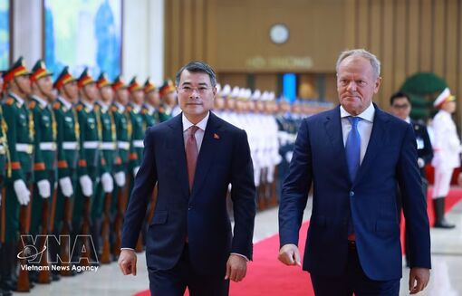 PM Le Minh Hung hosts welcome ceremony for Polish counterpart