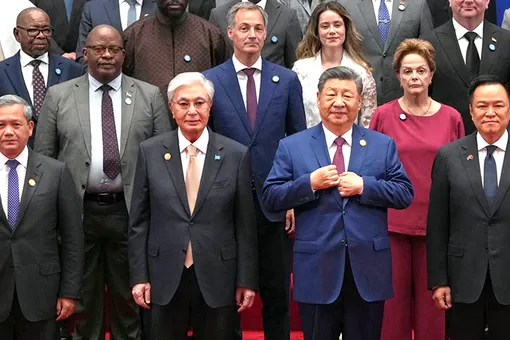 Mỹ và Trung Quốc lập liên minh AI riêng, nhiều nước rơi vào thế kẹt