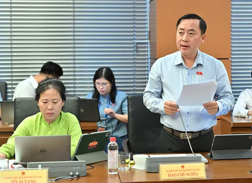 Ông Đào Chí Nghĩa, Phó trưởng đoàn chuyên trách Đoàn Đại biểu Quốc hội TP Cần Thơ, góp ý dự án Luật An ninh dữ liệu