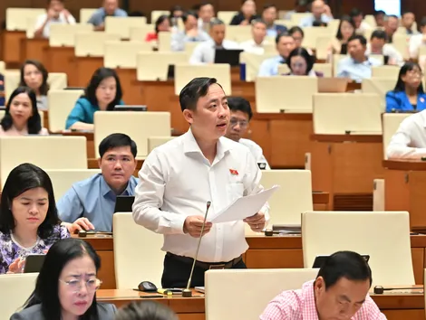Ông Đào Chí Nghĩa, Phó trưởng đoàn chuyên trách Đoàn Đại biểu Quốc hội TP Cần Thơ, góp ý dự thảo Bộ luật Hình sự (sửa đổi)