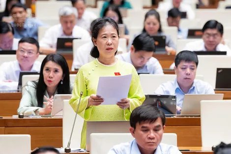 Bà Tô Ái Vang, Phó trưởng đoàn chuyên trách Đoàn đại biểu Quốc hội TP Cần Thơ, góp ý về dự án Luật sửa đổi, bổ sung một số điều của Luật Chứng khoán