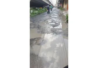 Nhiều lần phản ánh, đường dân sinh cầu Trần Hoàng Na vẫn đầy ổ gà, ổ voi