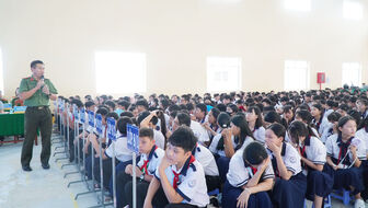 ក្រ​សួង​នគរ​បាល​ចាត់​តាំង​ផ្សព្វ​ផ្សាយ​ពី​ការ​បង្ការ​ទប់​ស្កាត់​អំ​ពើ​ល្មើស​ច្បាប់​ក្នុង​សា​លា​រៀន​នៅ​ឃុំ​ទីវ​កឹង​