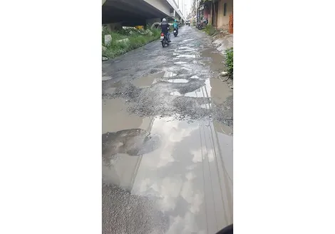Nhiều lần phản ánh, đường dân sinh cầu Trần Hoàng Na vẫn đầy ổ gà, ổ voi