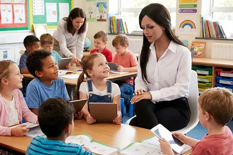 Đối phó AI, giáo viên Mỹ đưa bài viết và vấn đáp trở lại lớp học