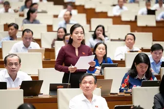 Bà Triệu Thị Ngọc Diễm, đại biểu Quốc hội đơn vị TP Cần Thơ, góp ý dự án Luật Thực hiện dân chủ ở cơ sở (sửa đổi)