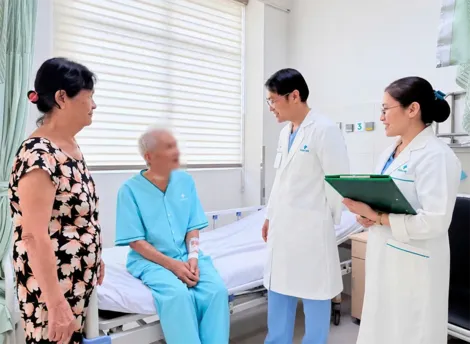 Cứu khẩn cụ ông ngừng tim trên đường chuyển viện