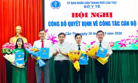 Sở Y tế trao quyết định công tác cán bộ