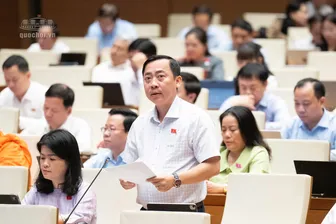 Ông Đào Chí Nghĩa, Phó trưởng đoàn chuyên trách Đoàn Đại biểu Quốc hội TP Cần Thơ, góp ý tình hình thực hiện Kế hoạch phát triển kinh tế - xã hội năm 2026
