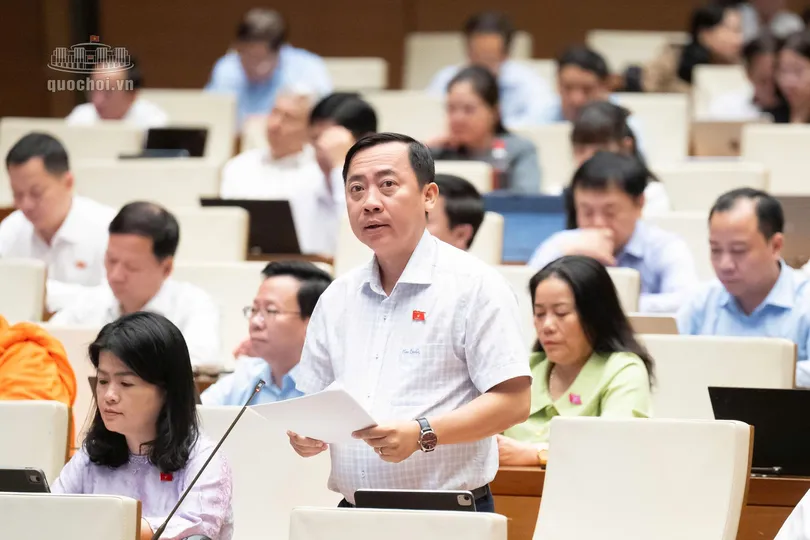 Ông Đào Chí Nghĩa, Phó trưởng đoàn chuyên trách Đoàn Đại biểu Quốc hội TP Cần Thơ, góp ý tình hình thực hiện Kế hoạch phát triển kinh tế - xã hội năm 2026